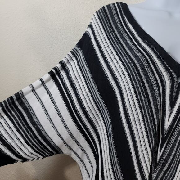 Lane Bryant Black White Chevron Stripe Double V Sweater 14 16 Lightweight Soft - Picture 5 of 5